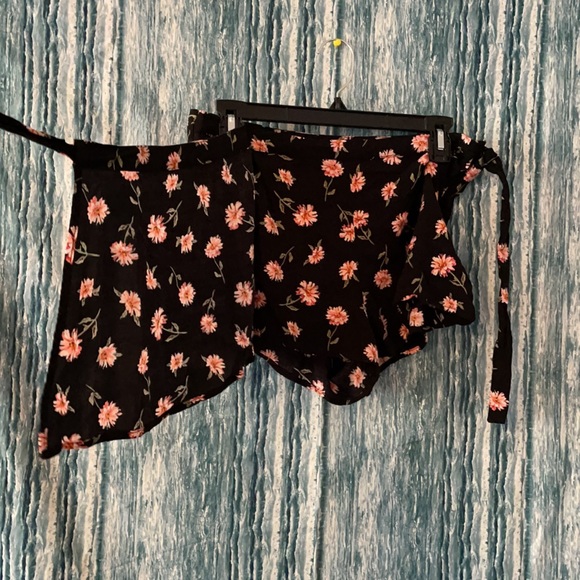 F21 Flower Skort - Picture 2 of 3